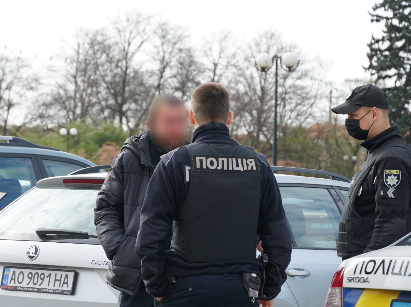 В Ужгороді затримали чоловіка, що зрізав тюльпани на Народній (ФОТО)