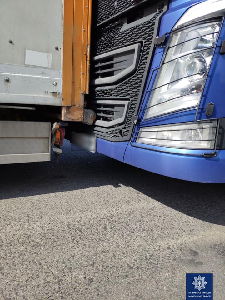 Поблизу Чопа на Закарпатті нетверезий водій вантажівки, даючи "задню", врізався в іншу фуру (ФОТО) 