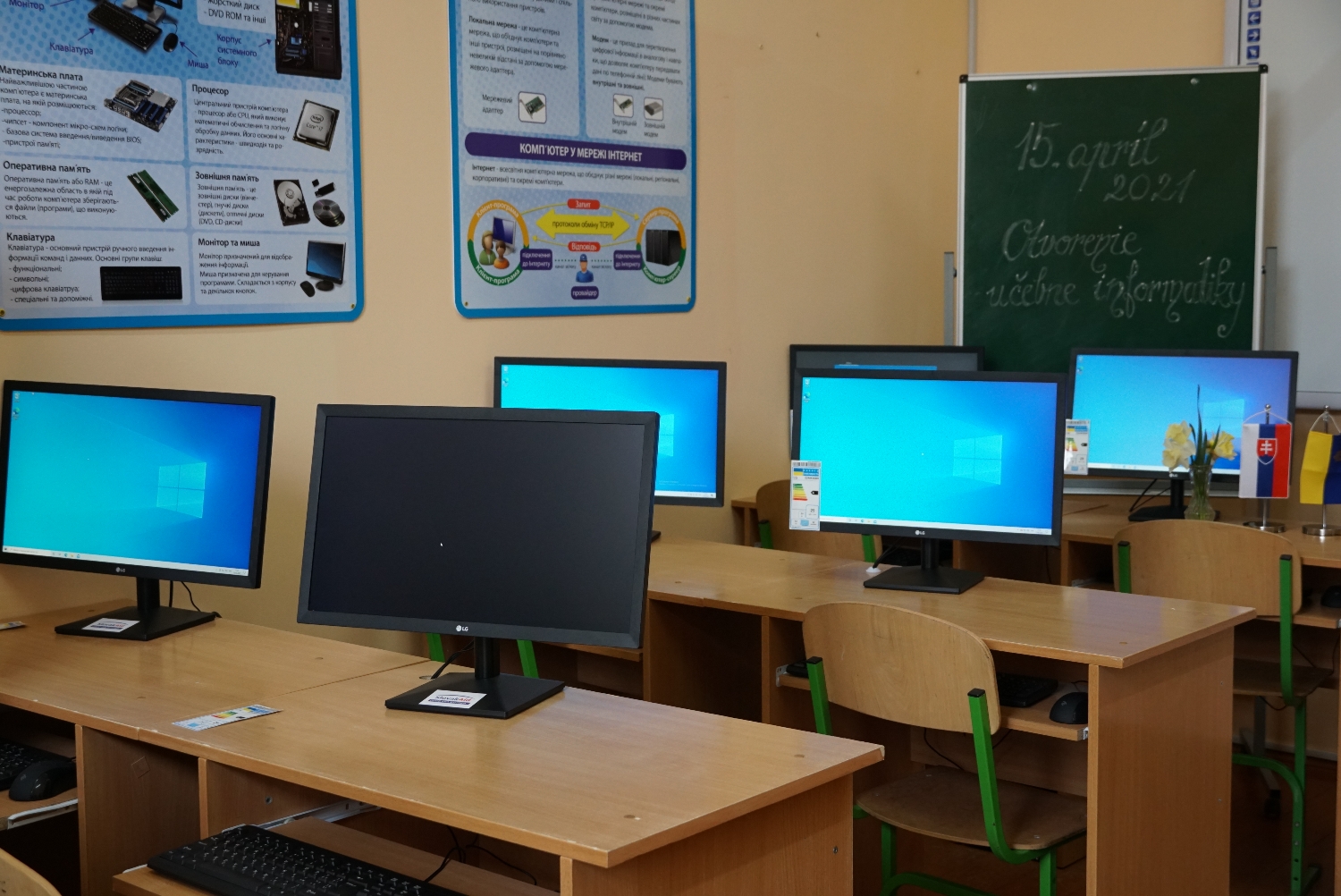 За підтримки словацьких партнерів в одній зі шкіл Ужгорода відкрили сучасний комп’ютерний клас (ФОТО)
