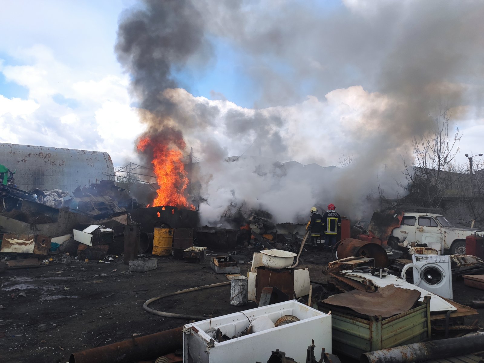 В Ужгороді гасили пожежу на території пункту прийому металобрухту (ФОТО)