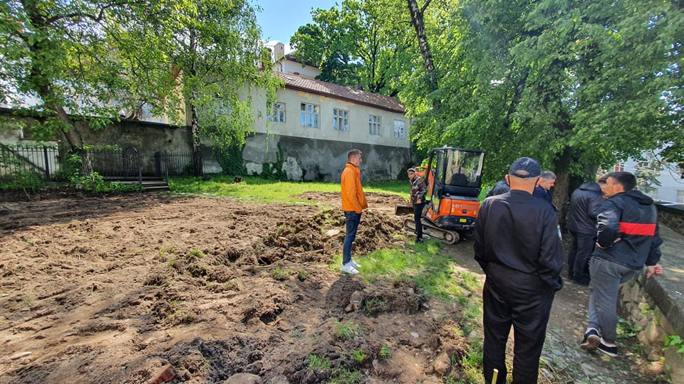 Біля комплексу Жупанату в Ужгороді зупинили незаконні земляні роботи