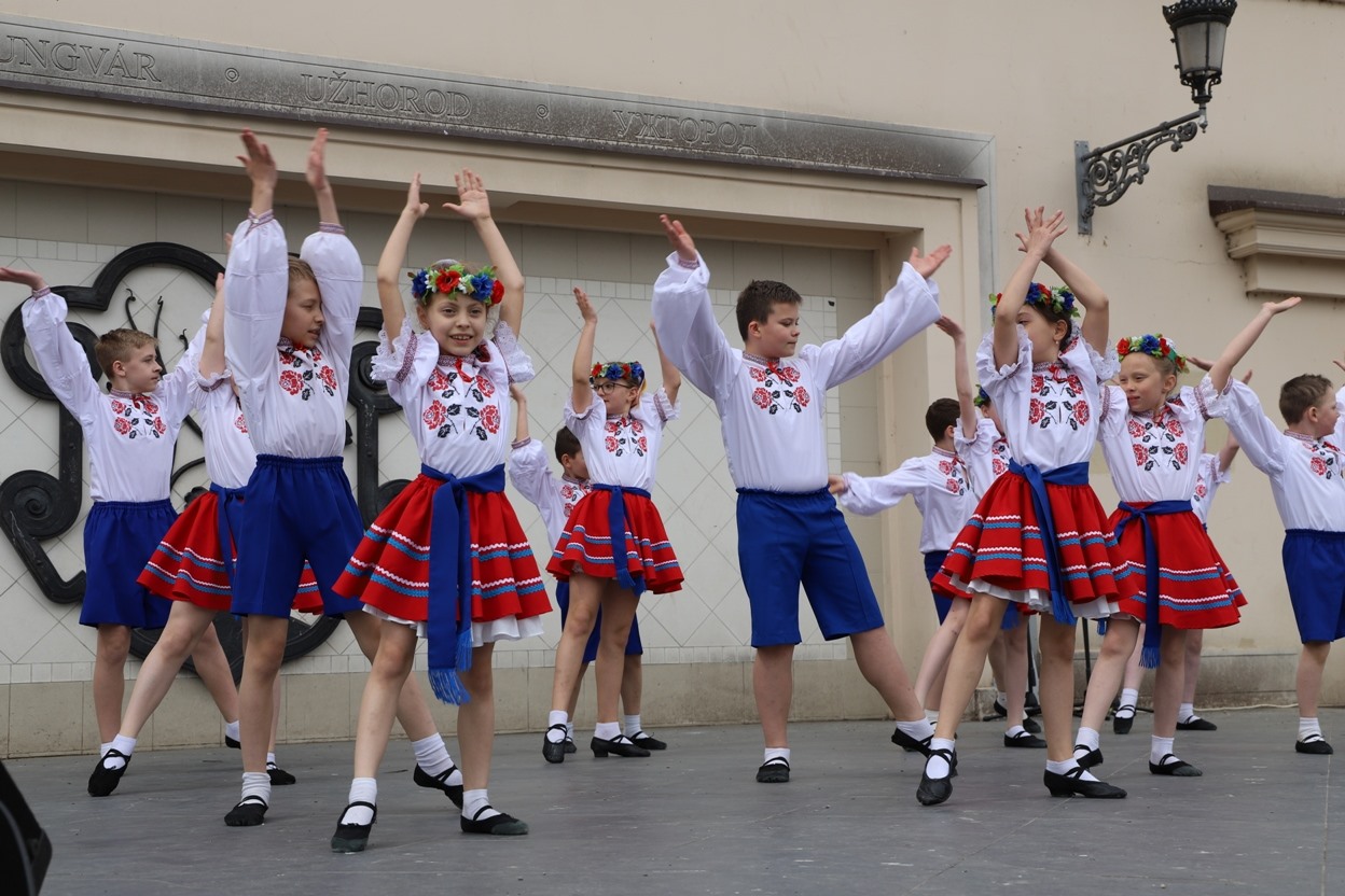 Учні Ужгородської дитячої школи мистецтв привітали містян з Днем вишиванки концертом (ФОТО)