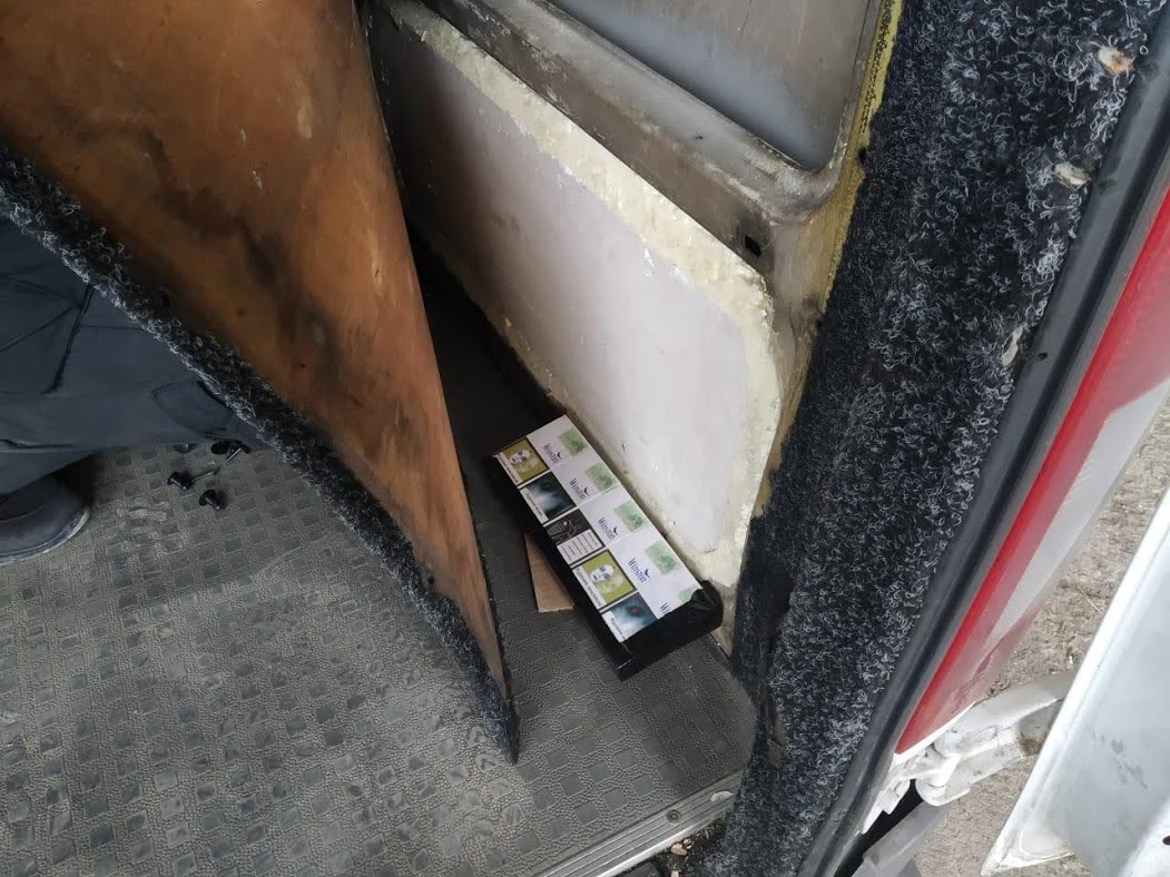 Через спробу провезти через кордон на Закарпатті 320 пачок сигарет українець залишився без мікроавтобуса (ФОТО)