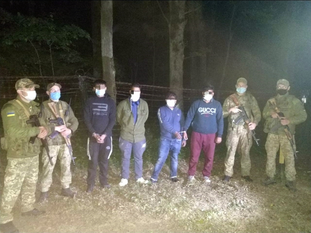 На Закарпатті  затримали групу нелегалів, які лісом пробиралися у Словаччину (ФОТО)