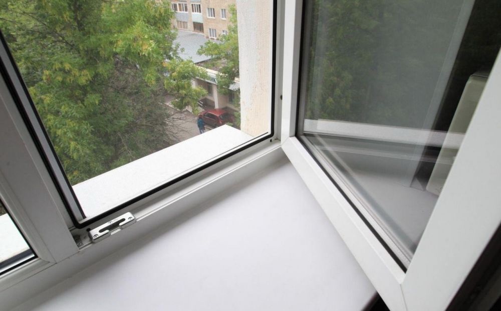 У Мукачеві п'яний чоловік випав з балкона на 5 поверсі
