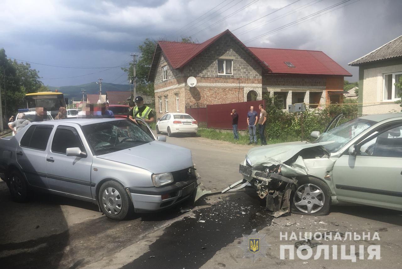 Унаслідок "п'яного" потрійного зіткнення на Мукачівщині чотирьох постраждалих доправлено до лікарні (ФОТО)