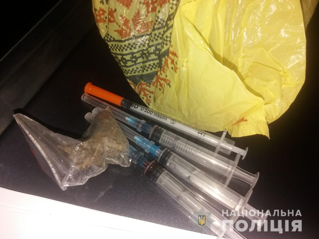 На Мукачівщині у "наркоп'яного" водія-порушника вилучили пакет з марихуаною, електронні ваги та одноразові шприци (ФОТО)
