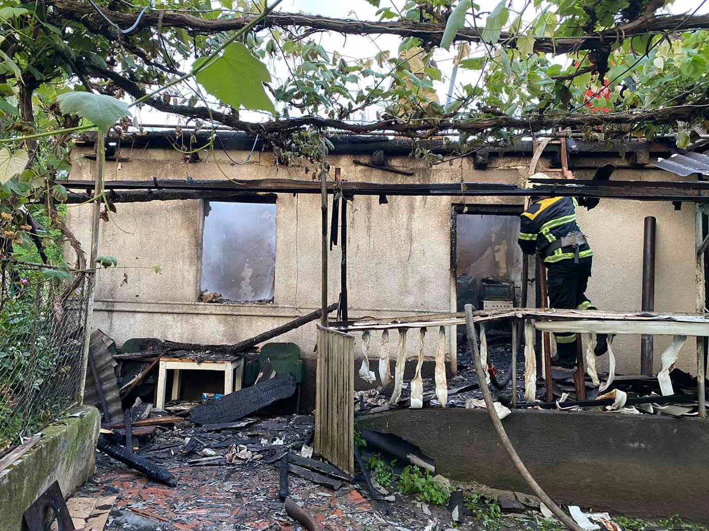 Під час пожежі у будинку в Хустській тергромаді загинув чоловік (ФОТО)