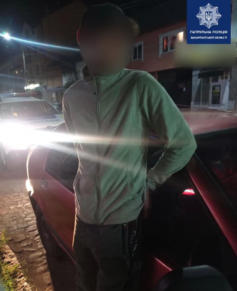 У пасажира Renault, що порушив ПДР у Мукачеві, знайшли шприц із наркотиком (ФОТО)