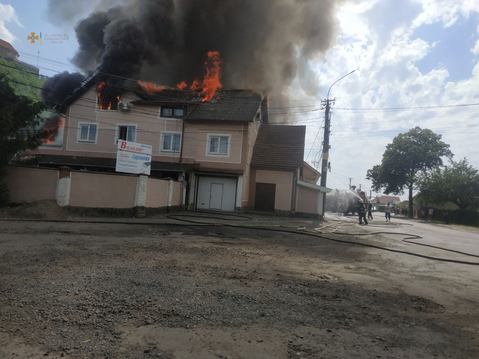 У рятувальній службі розповіли про пожежу на території мотелю "Водолій" у Мукачеві (ФОТО)