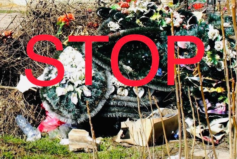 У Берегівській тергромаді з 1 серпня заборонять продаж та використання штучних пластмасових квітів і вінків