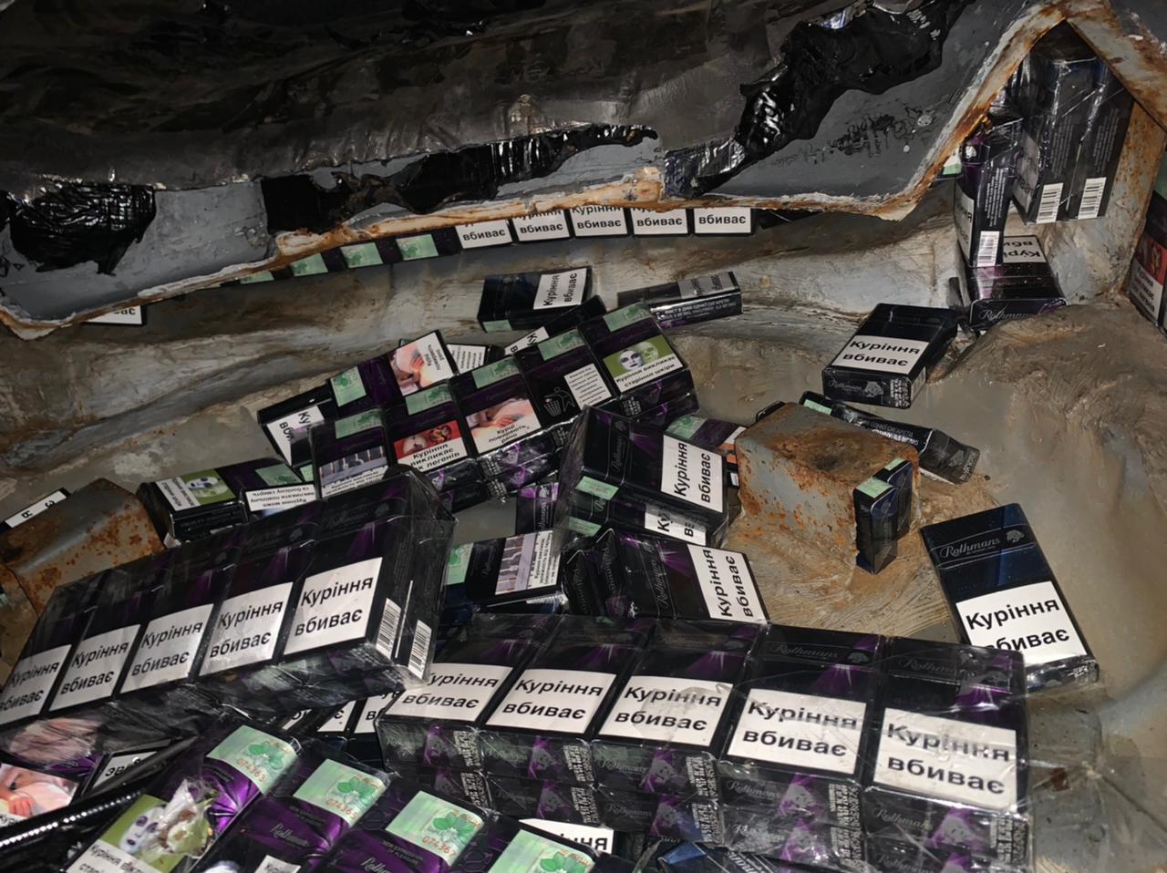 Через приховані під шумоізоляцією 200 блоків сигарет на кордоні на Закарпатті чоловік позбувся "орендованої" іномарки (ФОТО) 
