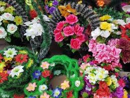 У Мукачеві заборонили продаж та використання штучних пластмасових квітів, вінків, корзин   