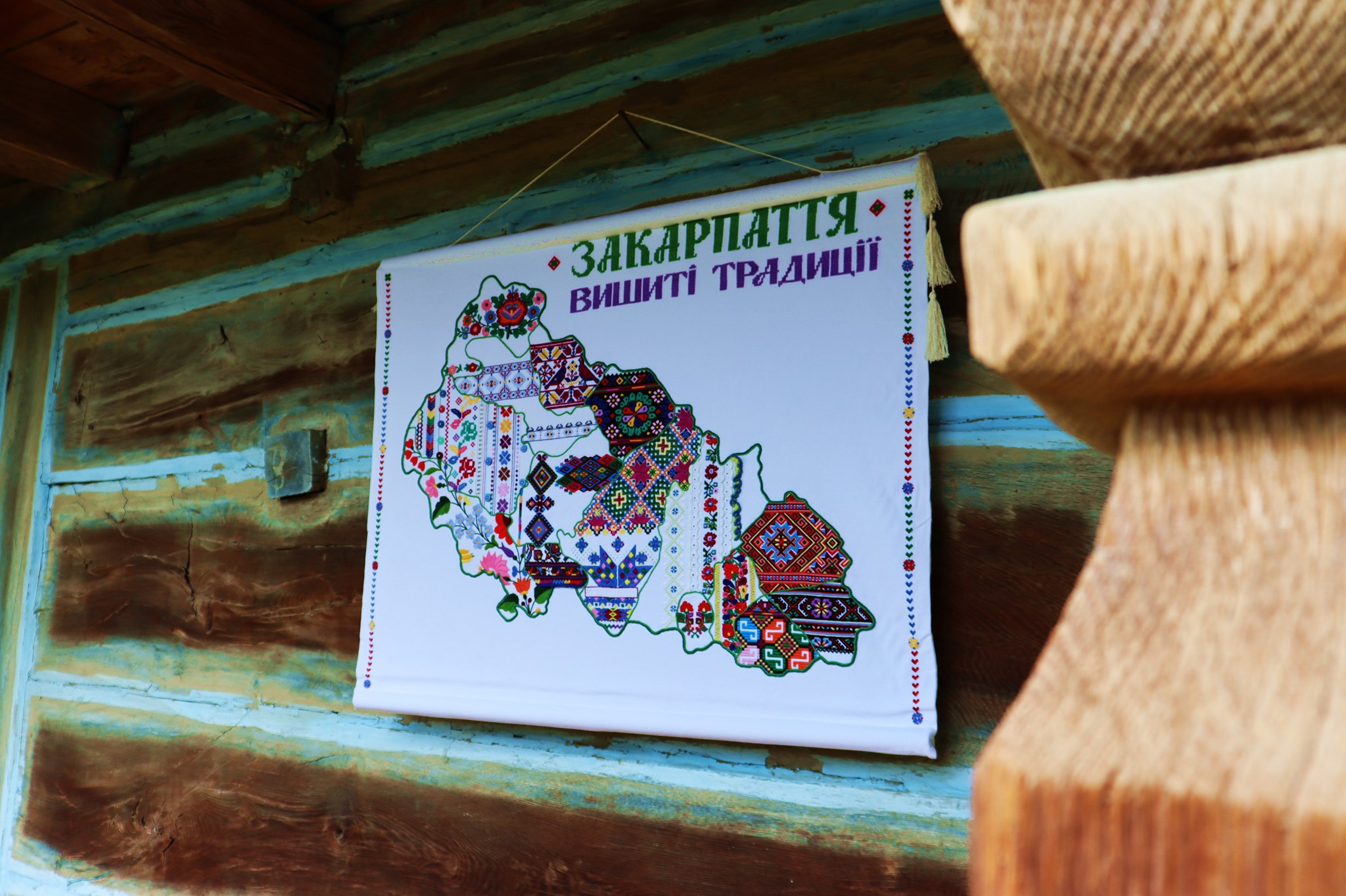 Вишиту карту Закарпаття подарували скансену в Ужгороді (ФОТО)