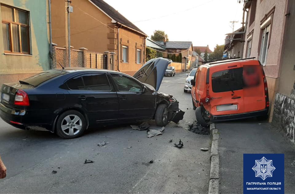 У Мукачеві водій "під кайфом" врізався в припарковане авто (ФОТО)