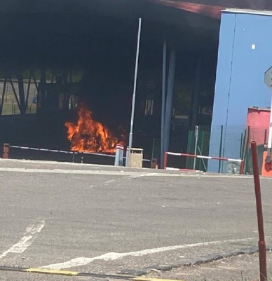 На ПП "Ужгород-Вишнє Нємєцке" чоловік через проблеми з документами підпалив авто