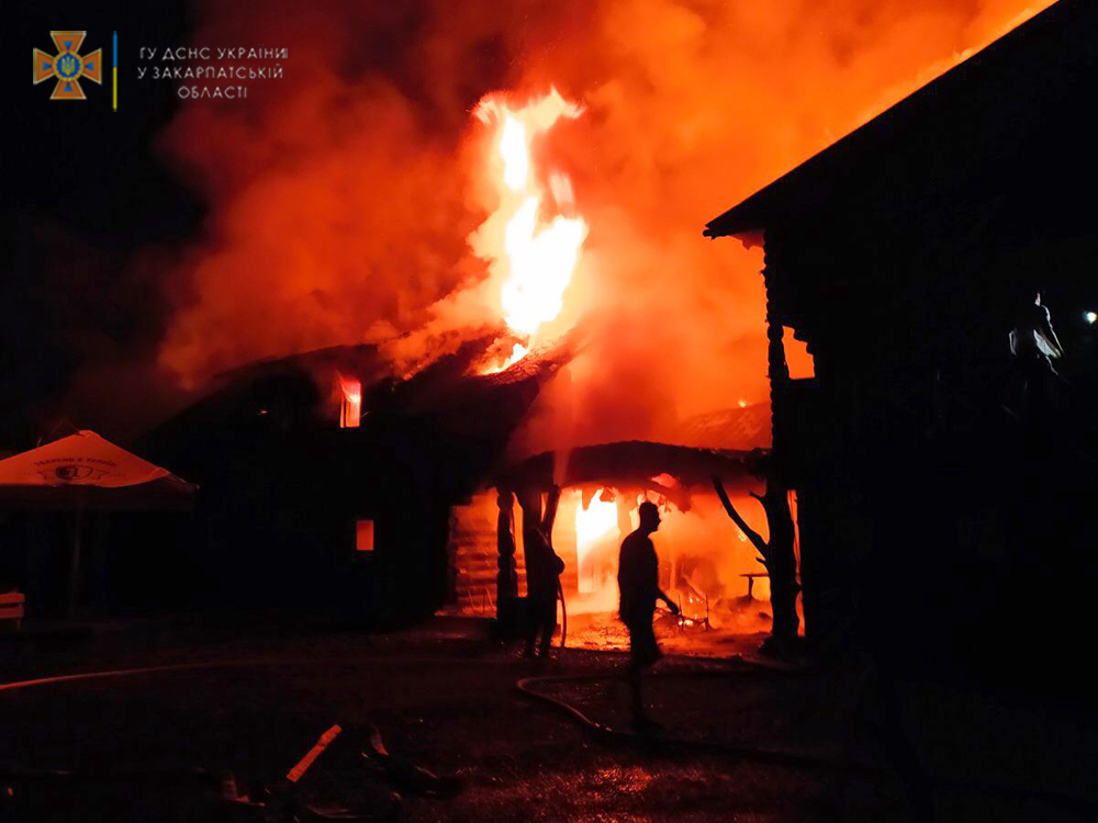 Від удару блискавки на Тячівщині загорівся готель (ФОТО)