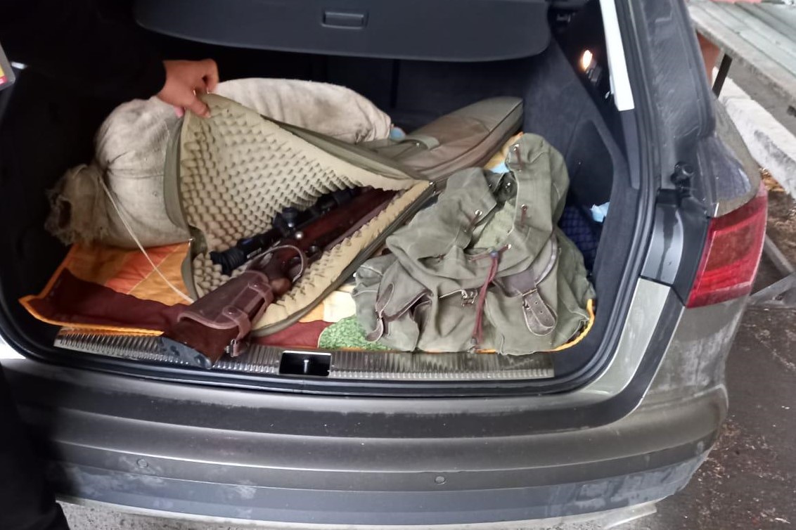 В автівці чоловіка, що перетинав кордон на Закарпатті, виявили  мисливський карабін із глушником та набоями (ФОТО)