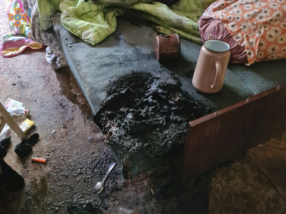 У Мукачеві під час пожежі врятували власника квартири (ФОТО)