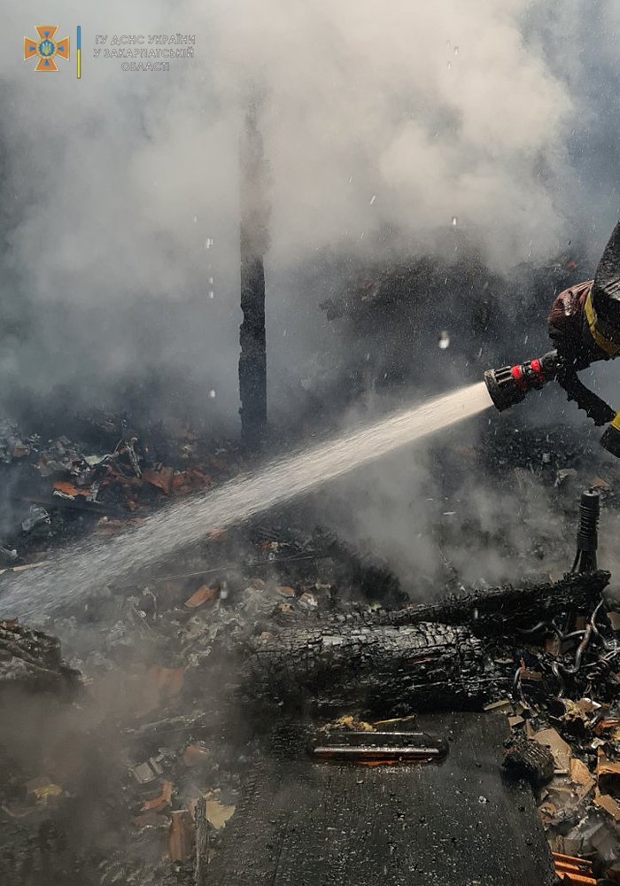 На Мукачівщині загасили пожежу в лазні, врятувавши від знищення сусідній дачний будинок (ФОТО)