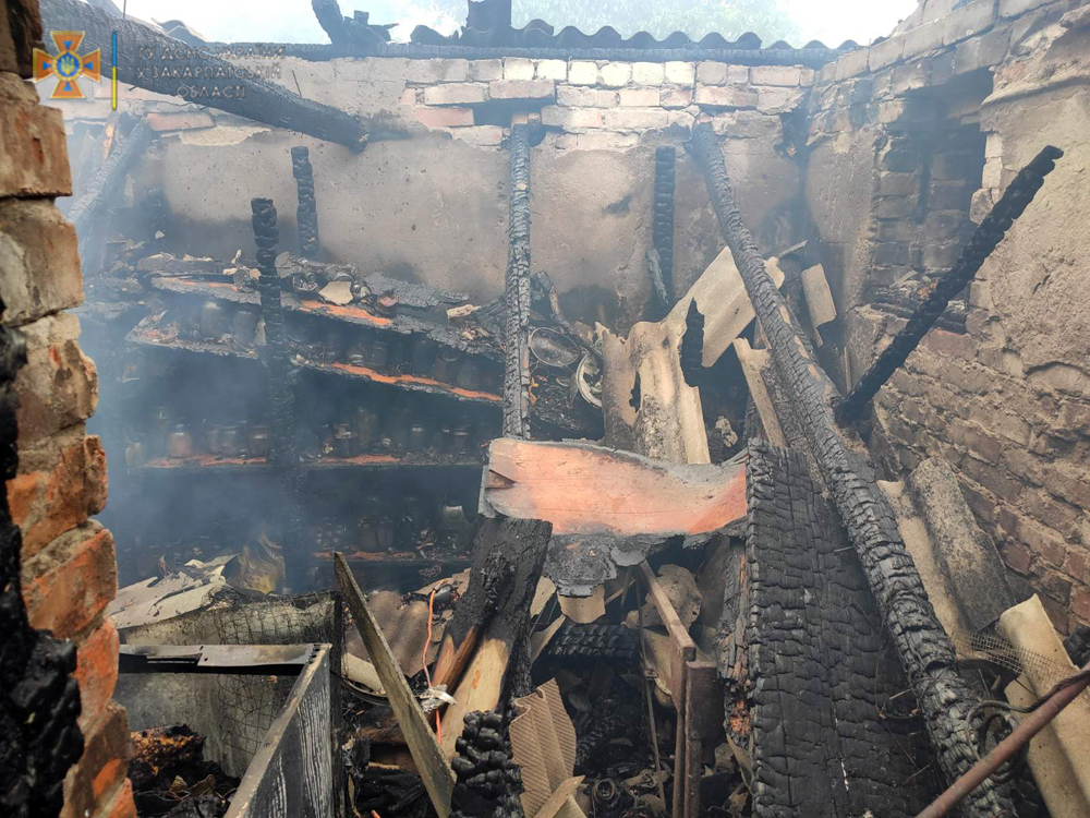 На Ужгородщині в пожежі двоповерхової прибудови та гаража ледь не згоріли дві вантажівки (ФОТО) (РОЗШИРЕНО)