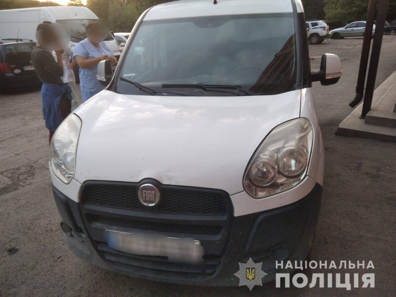 У Новобарові на Тячівщині Fiat смертельно травмував 3-річну дівчинку, що вибігла на дорогу (ФОТО)