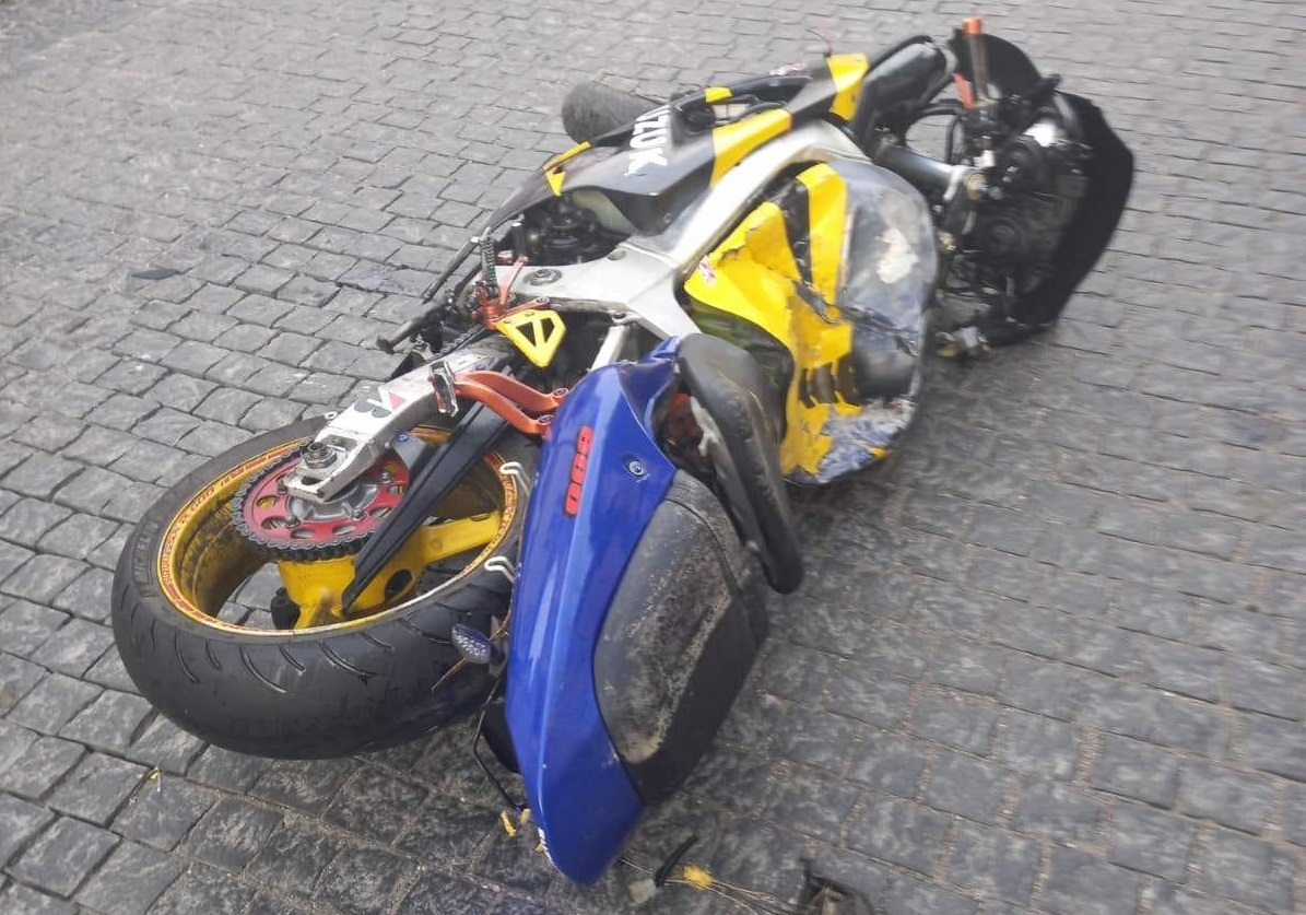 У Хусті "п'яний" мотоцикл влетів у припаркований Opel, пасажир - в реанімації (ФОТО)