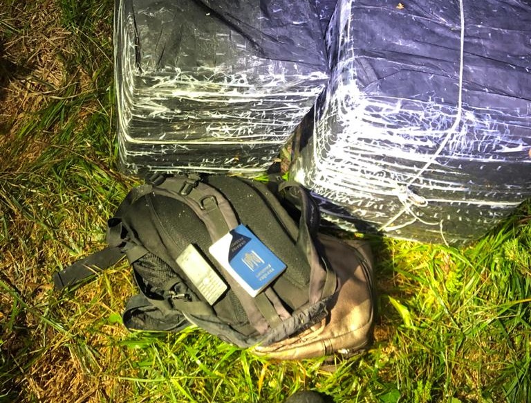 На Рахівщині прикордонники виявили сховок контрабандних сигарет з паспортом в рюкзаку (ФОТО, ВІДЕО)