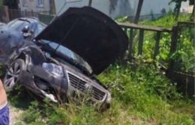 Унаслідок ДТП у закарпатському Підвиноградові одна з автівок перекинулася в кювет (ФОТО)