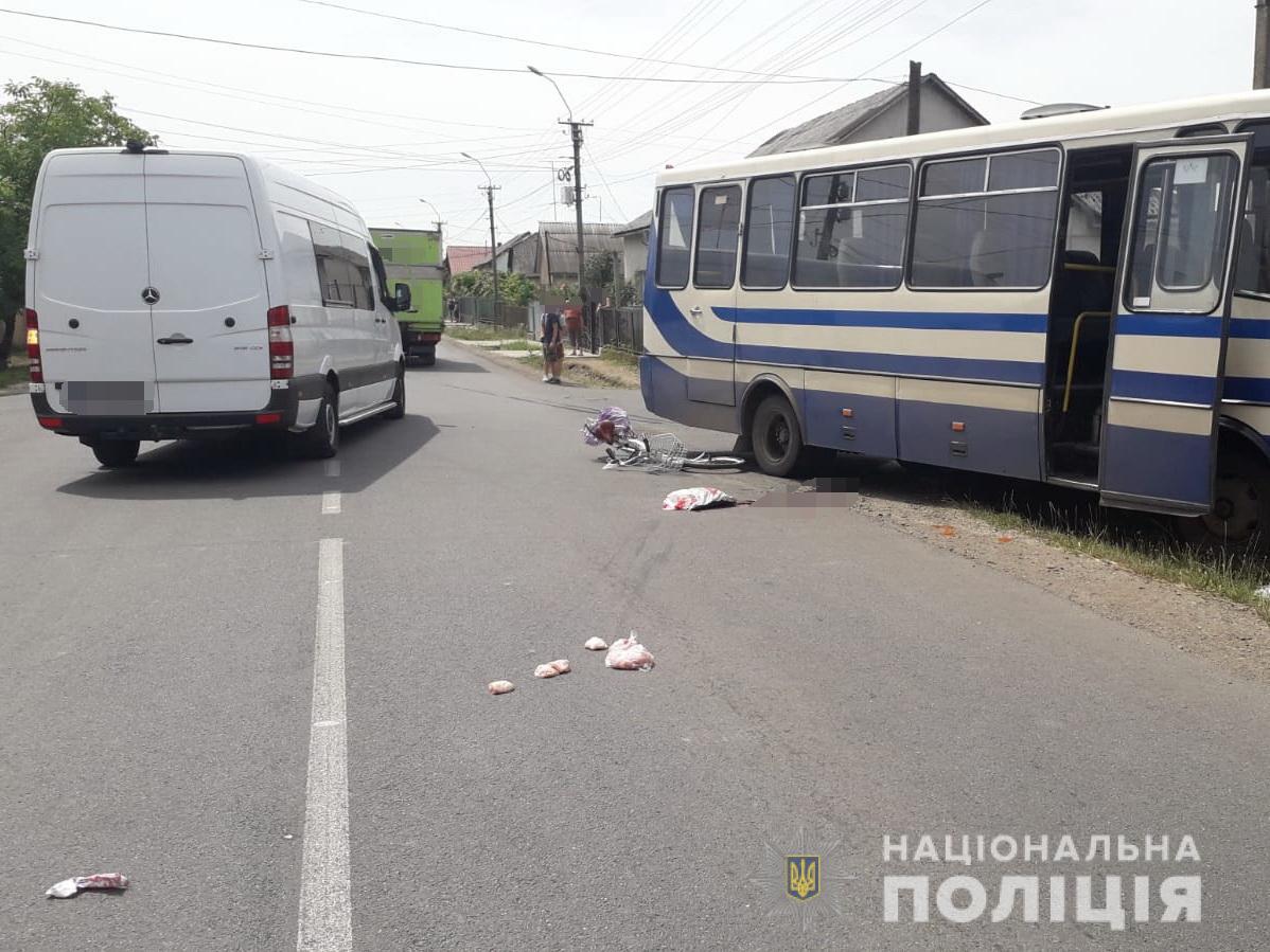 У Виноградові велосипедистка, перетинаючи дорогу, потрапила під колеса маршрутного автобуса (ФОТО)