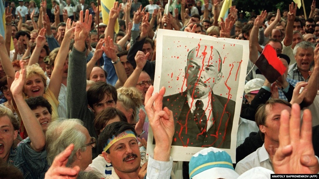 Мітинг біля будівлі ЦК КПУ через день після проголошення Незалежності України. Київ, 25 серпня 1991 року