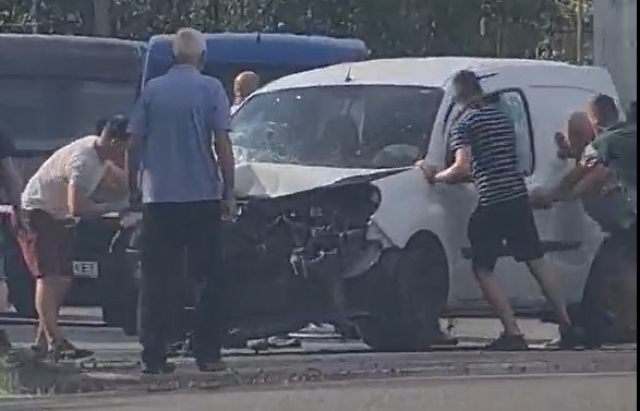 На Хустщині VW Caddy злетів з дороги у кювет (ФОТО)