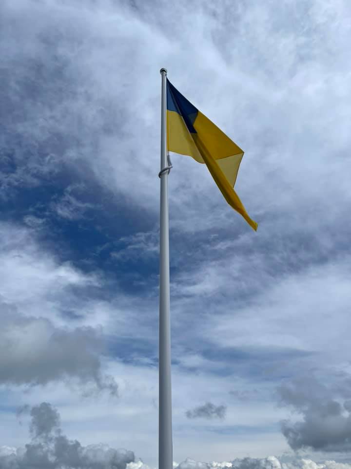 На вершині гори Великий Верх на Закарпатті підняли прапор України (ФОТО)