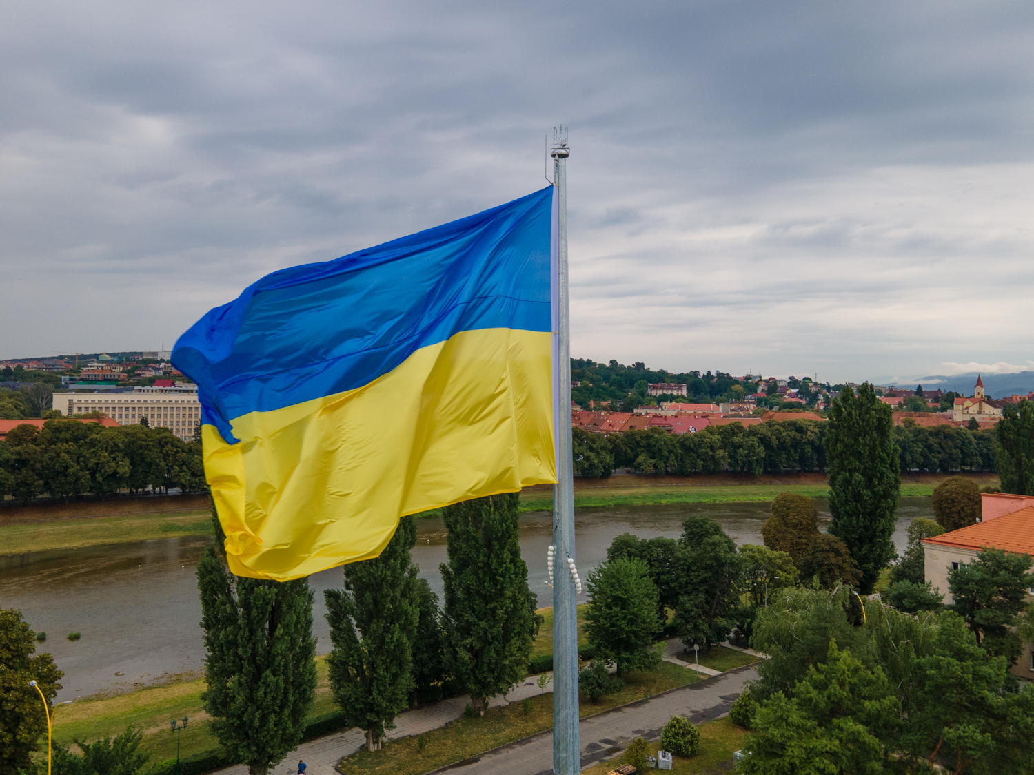 В Ужгороді підняли найвищий на Закарпатті Державний Прапор (ФОТО, ВІДЕО)