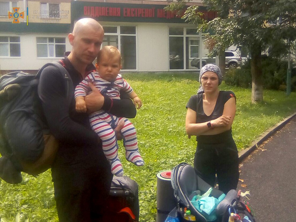 На Закарпатті під час туристичного походу заблукало подружжя киян із немовлям (ФОТО)