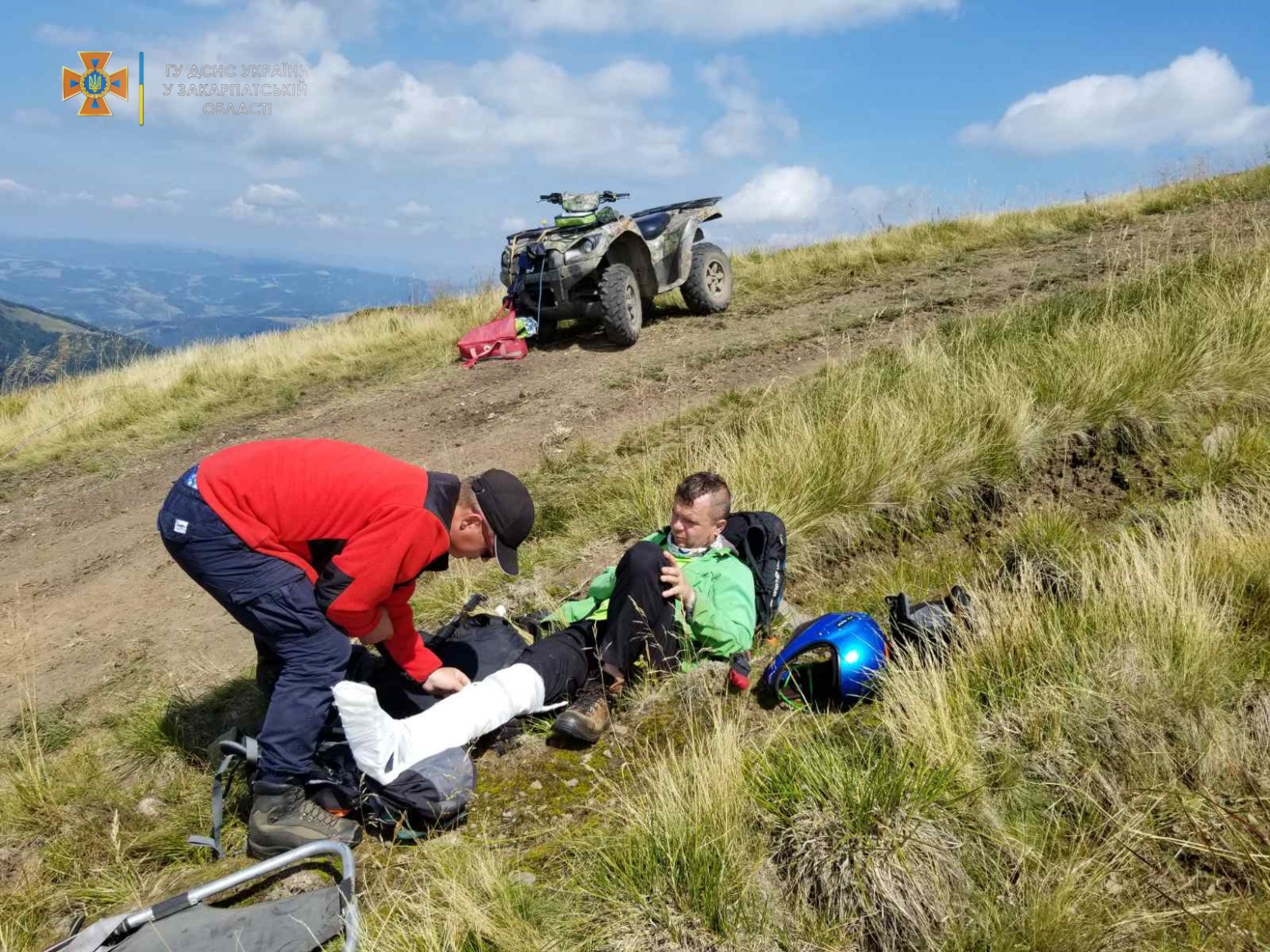 На Закарпатті рятувальники допомогли парапланеристу, що під час приземлення травмував ногу (ФОТО)