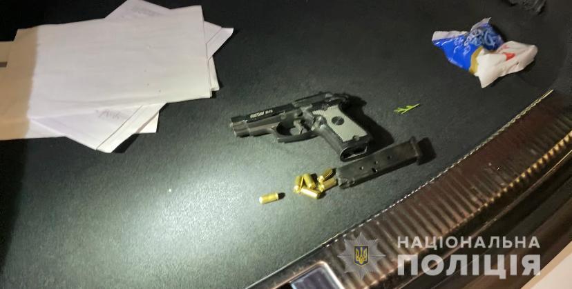 У Мукачеві затримали чоловіка, що стріляв на парковці ресторану на Берегівщині (ФОТО)