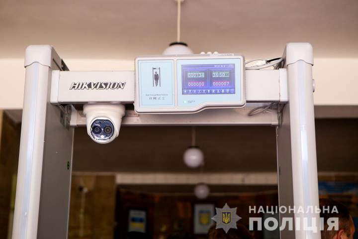 В одній зі шкіл Ужгорода встановили камеру з розпізнаванням облич