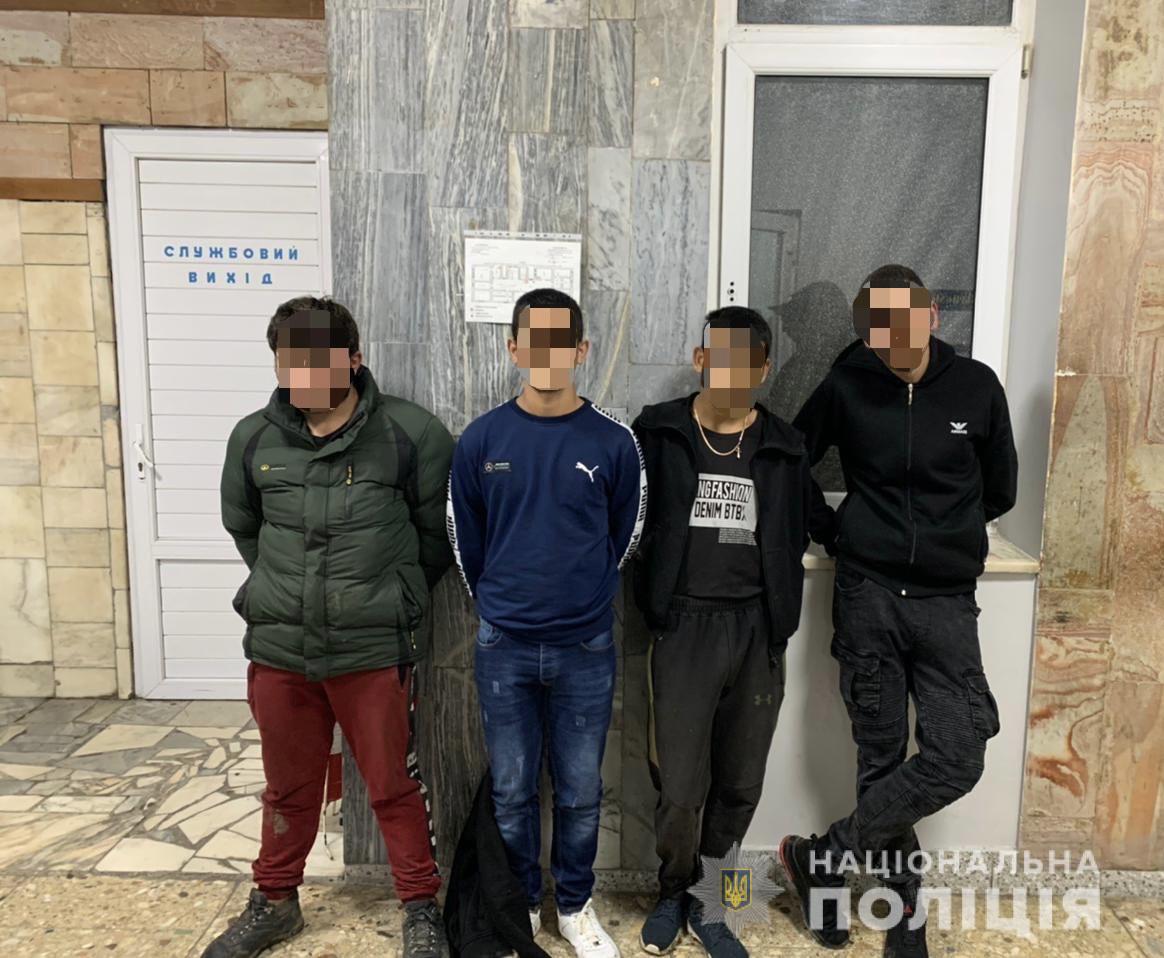 У Мукачеві затримали чотирьох неповнолітніх, що напали на перехожого, побили його та відібрали особисті речі (ФОТО)