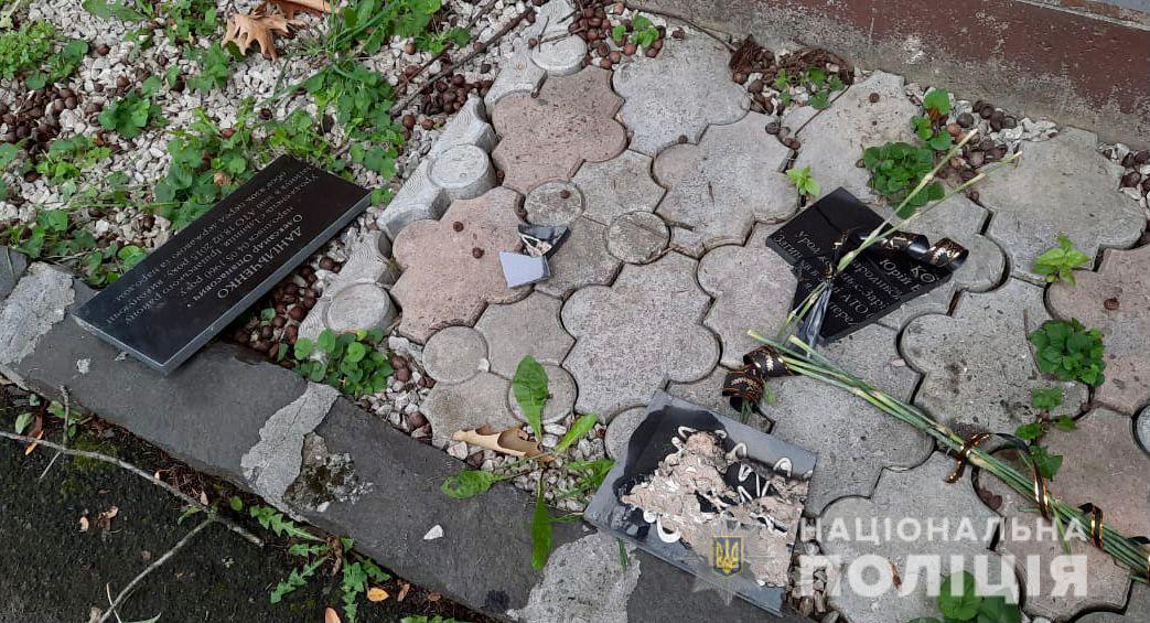 В Іршаві поліція проводить перевірку за фактом пошкодження меморіальних плит (ФОТО)