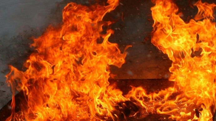 Унаслідок загорання пилової суміші на складі у Берегові пошкоджено обшивку фасаду будівлі