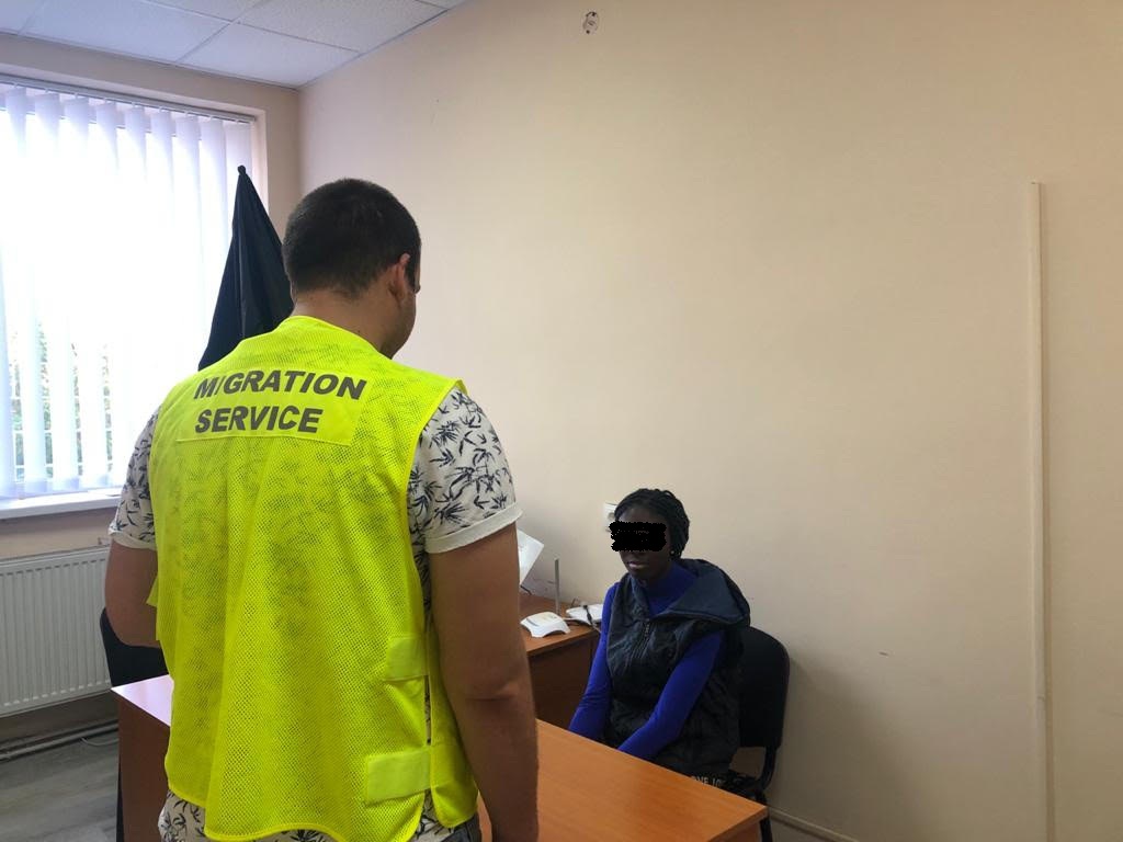 Нелегалка з Нігерії, що влаштувала конфлікт із таксистом в Ужгороді, примусово повернеться додому (ФОТО)