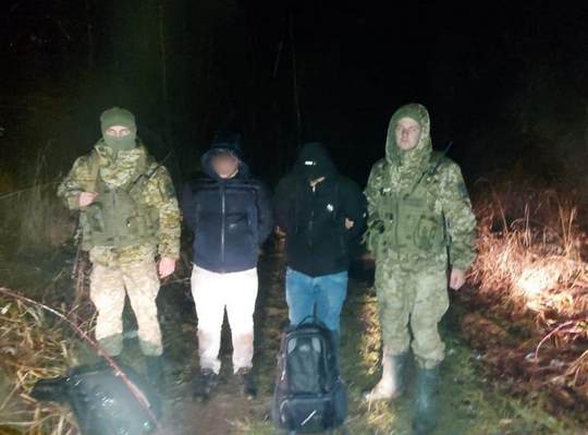 На українсько-словацькому кордоні на Закарпатті затримали групу нелегалів з Афганістану (ФОТО) 