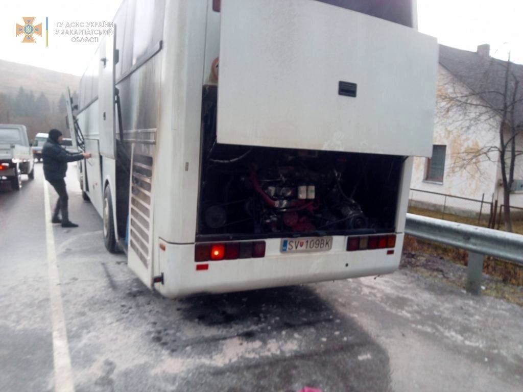 У Нижніх Воротах на Закарпатті під час руху загорівся автобус, в салоні якого перебували 50 туристів (ФОТО)