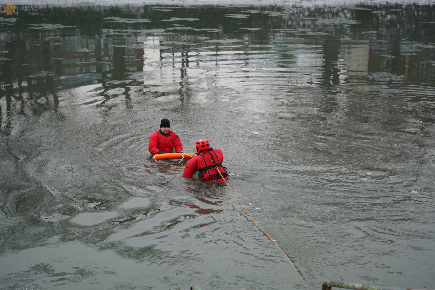 Рятувальники провели в Ужгороді майстер-клас із безпечного занурення на Водохреще (ФОТО)