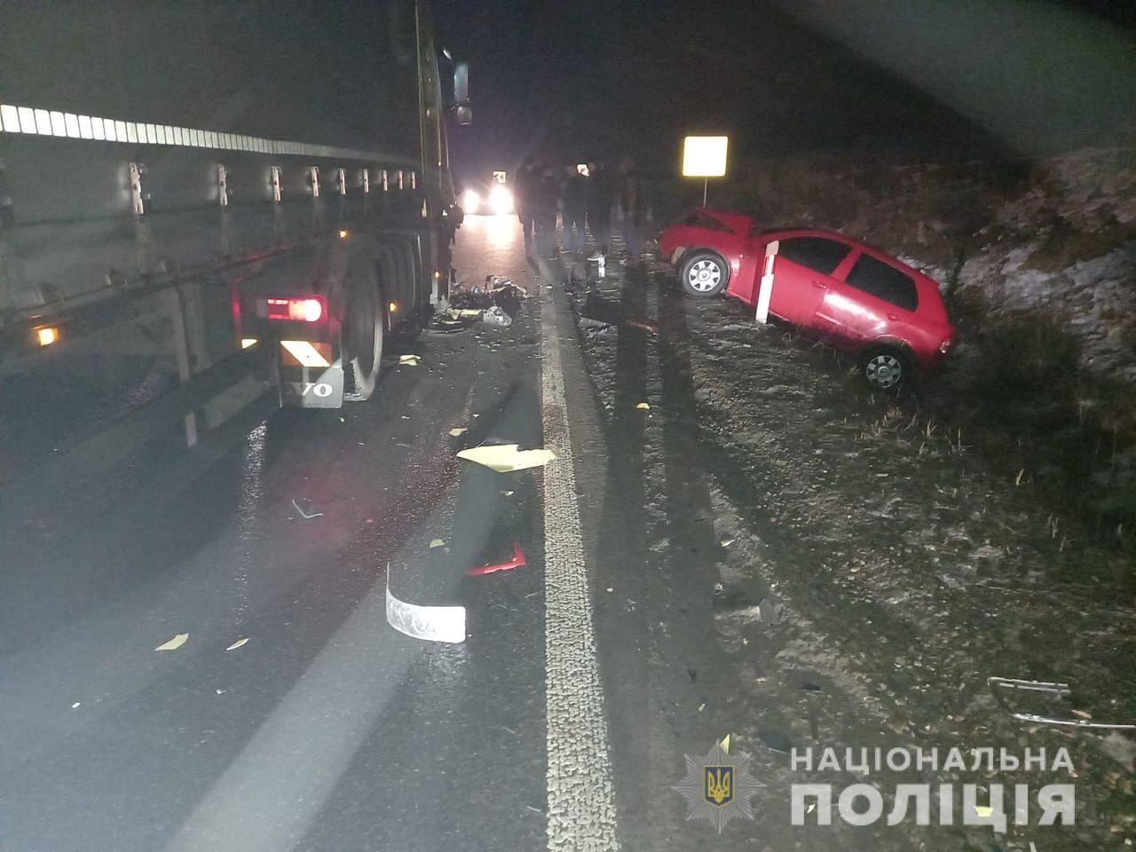 Внаслідок зіткнення легковика з вантажівкою на Мукачівщині травмувалися двоє людей (ФОТО)