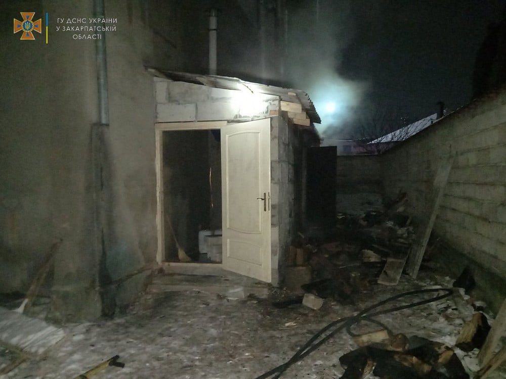 У Мукачеві гасили пожежу в котельні пекарні (ФОТО)