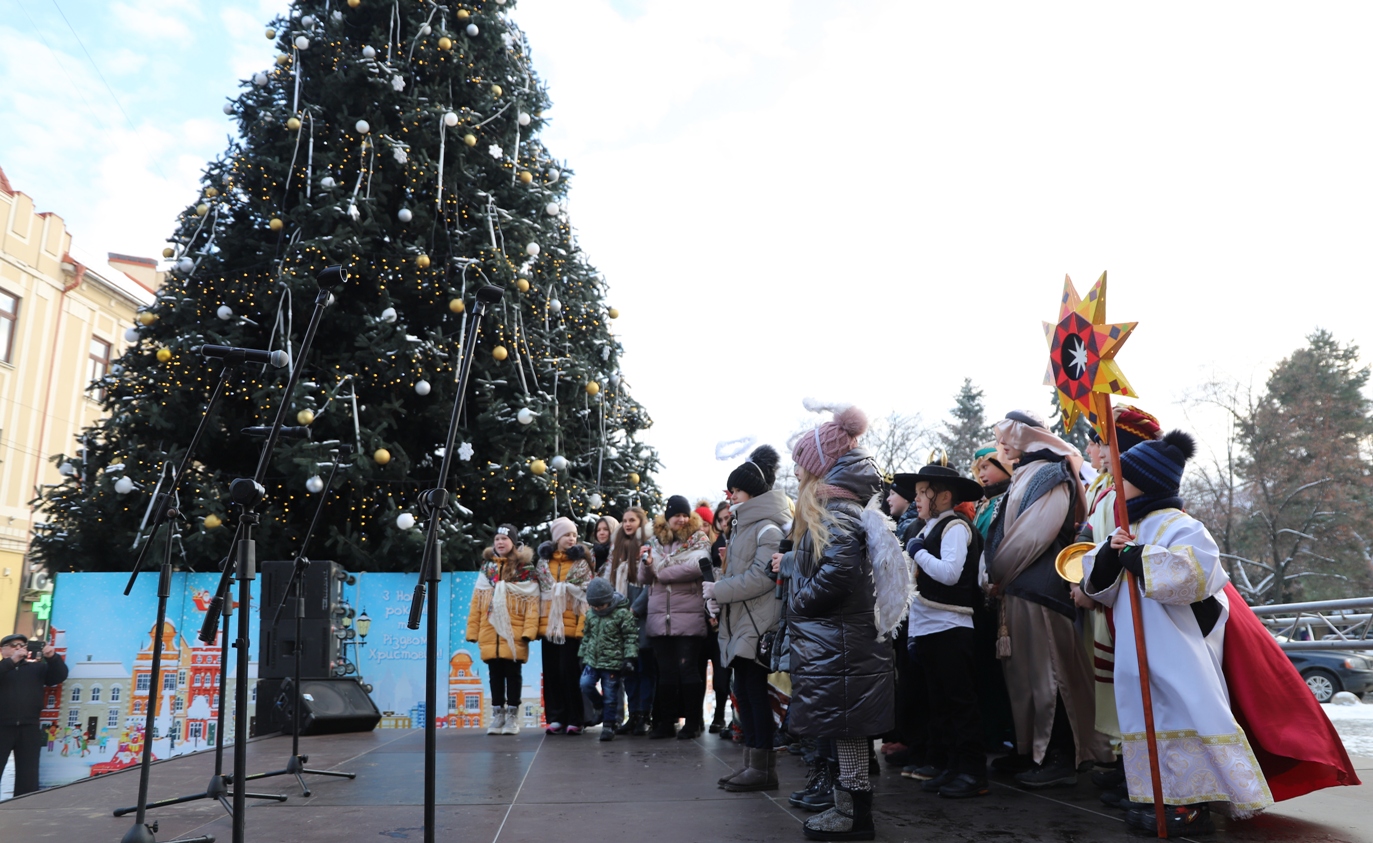 В Ужгороді міські колективи радували різдвяною колядою на площі Петефі (ФОТО)