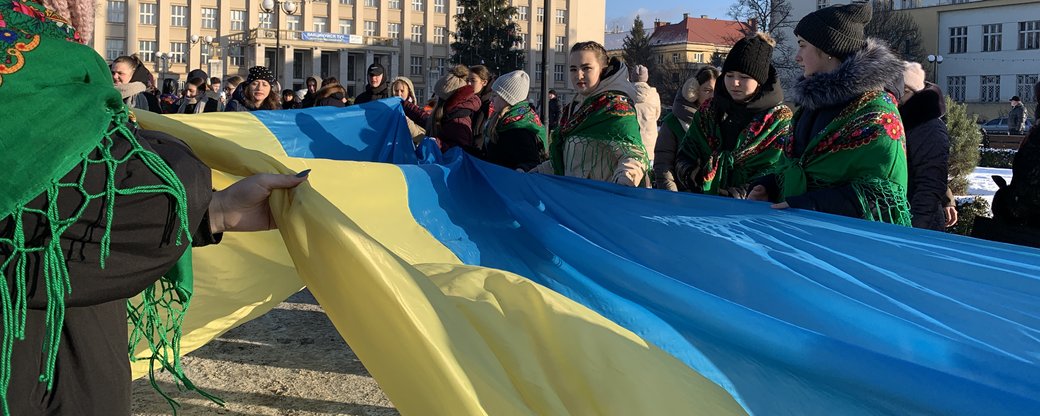 100-метровий державний прапор розгорнули в Ужгороді до Дня Соборності України (ФОТО)