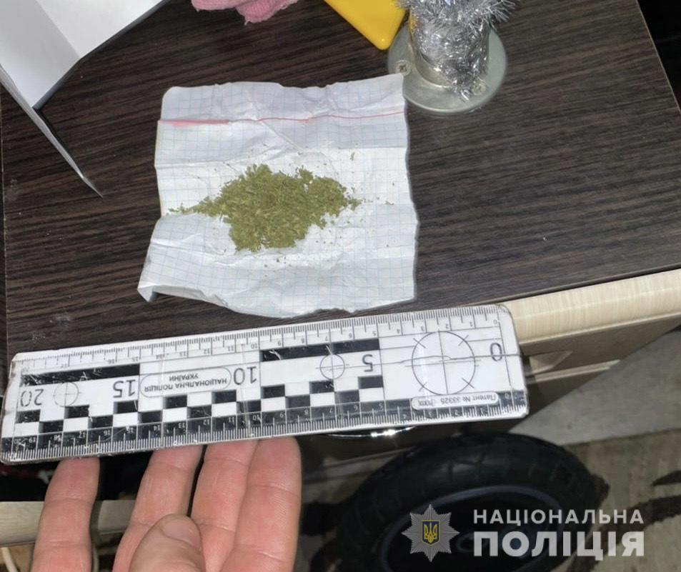 В оселі мешканця Мукачева знайшли марихуану (ФОТО)